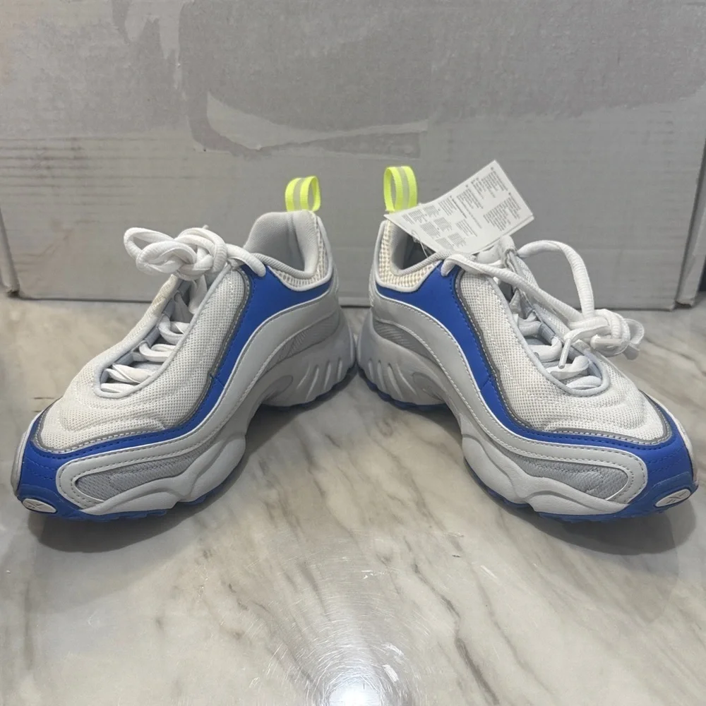 Reebok Blue and White Women's Sneakers it’s for men or women size 4.5